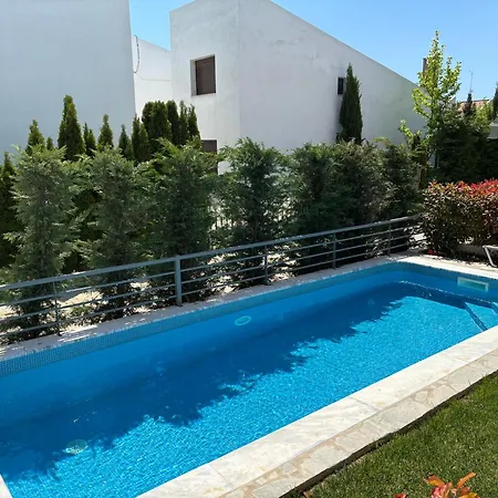 Pool Access Diamond 2 *